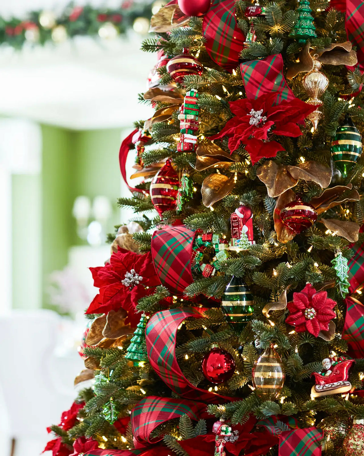 Kit 16 Enfeites de Natal Tradicional Vermelho e Verde com Papai Noel, Presentes e Árvores
