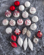 Kit 25 Enfeites para Árvore de Natal Vermelho, Branco e Prata – Coleção Inverno Clássico