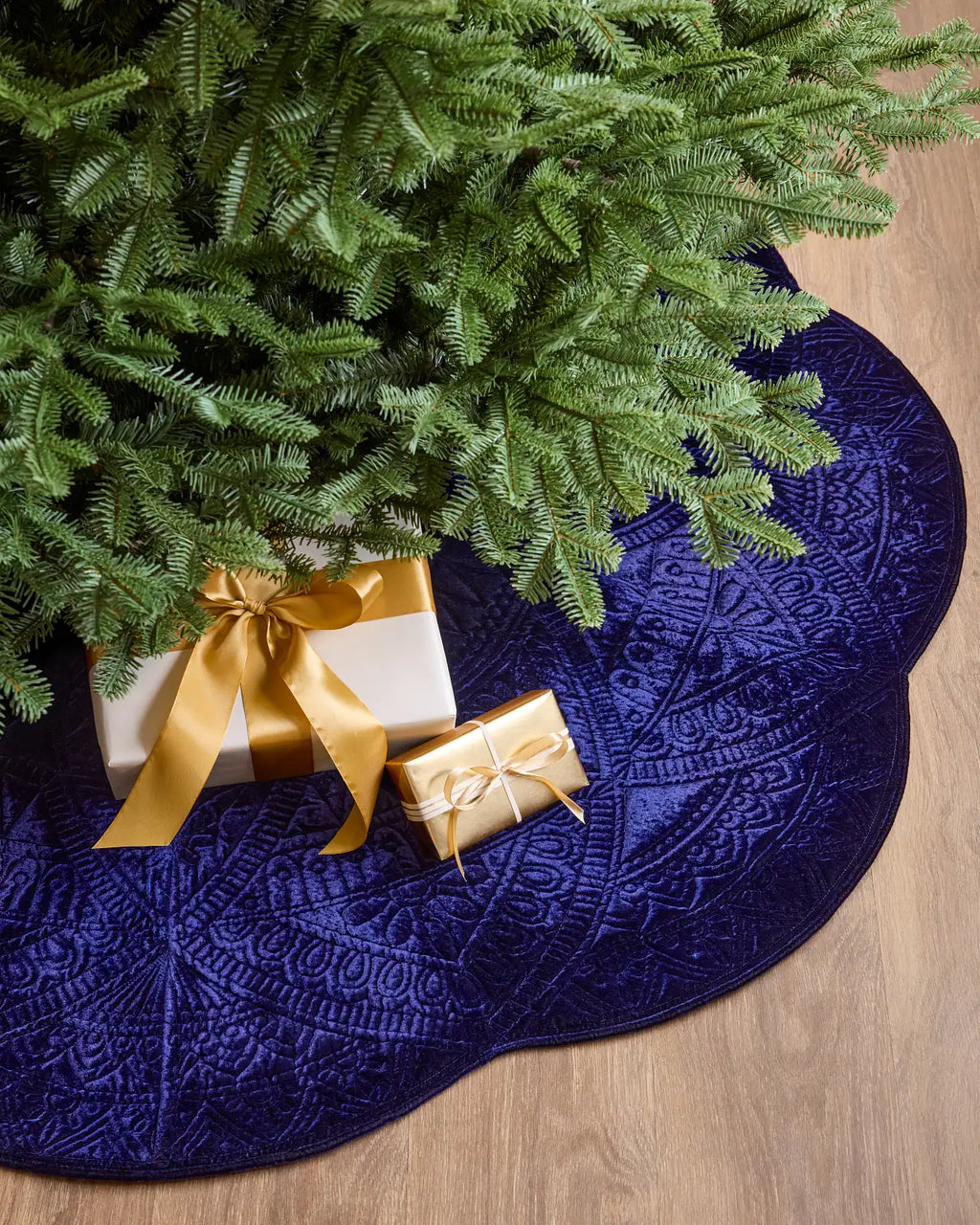 Saia para Árvore de Natal em Veludo Azul Meia-Noite com Relevo
