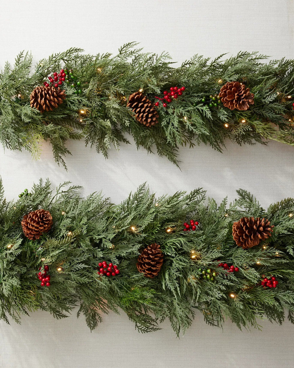 Festão Pinheiro Natural com Pinhas e Frutas Vermelhas 60 cm x 2 m