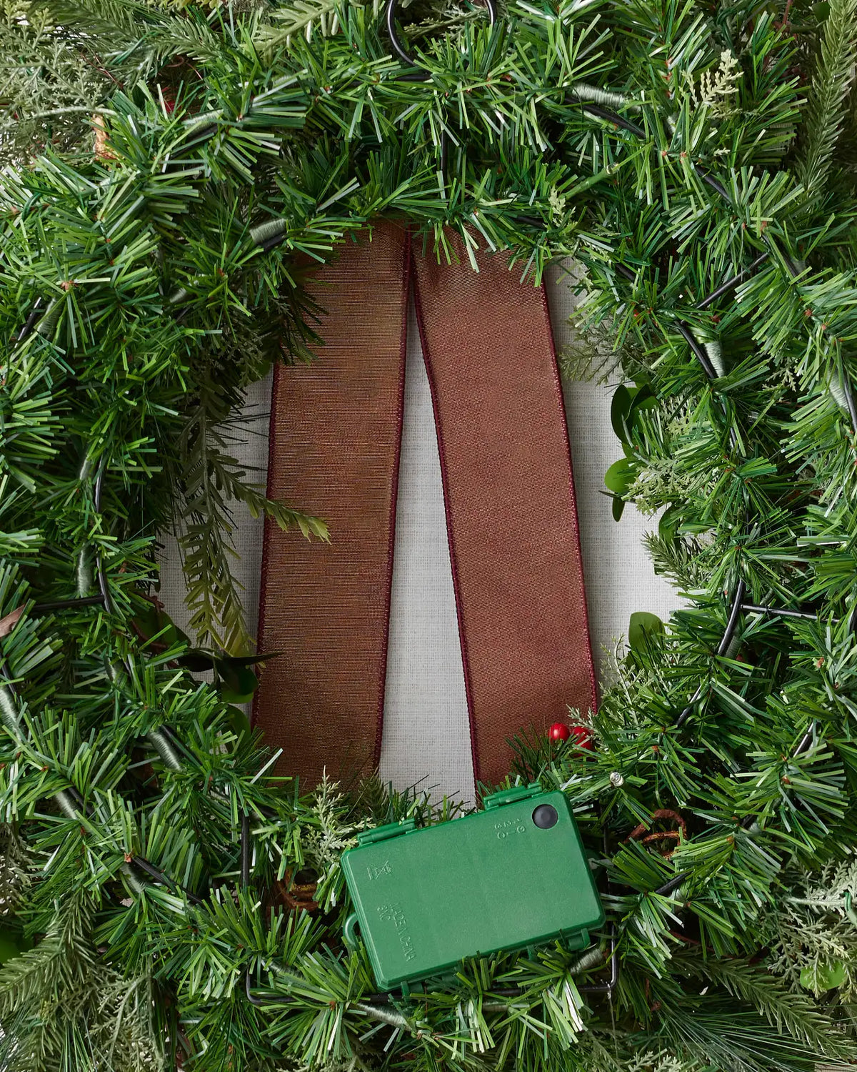 Guirlanda de Natal 90 cm com LED, Laço Bordô, Pinhas e Frutas Vermelhas