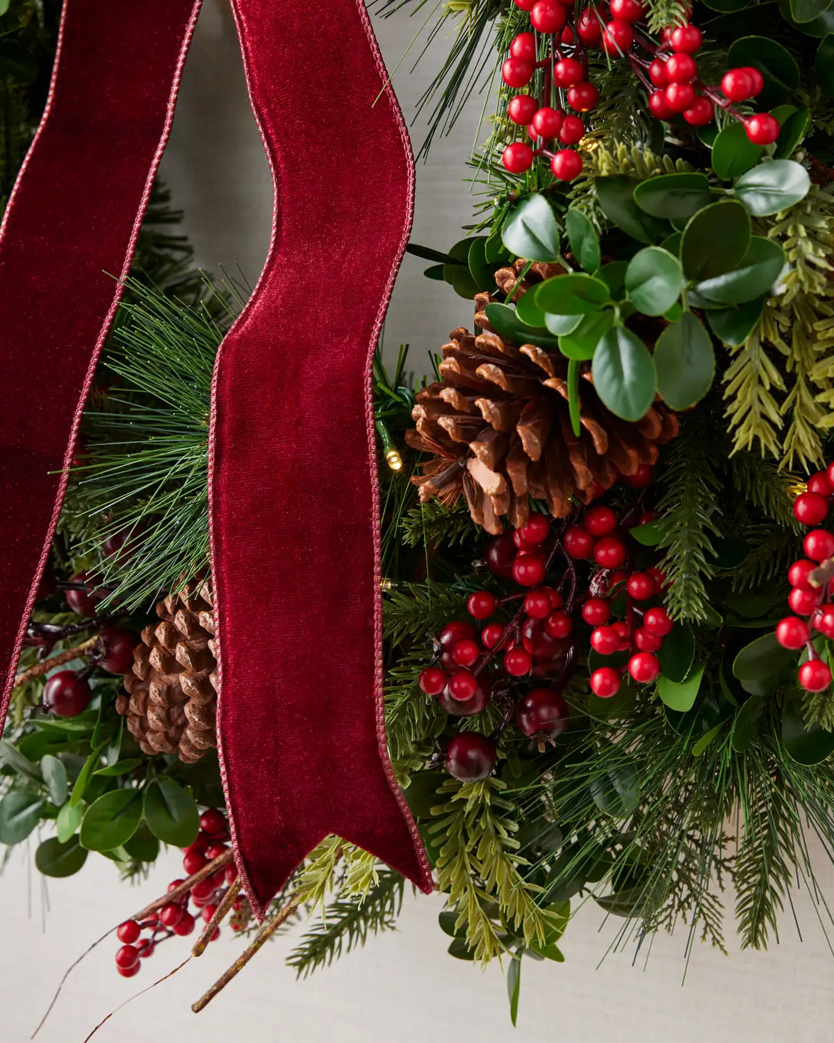 Guirlanda de Natal 90 cm com LED, Laço Bordô, Pinhas e Frutas Vermelhas